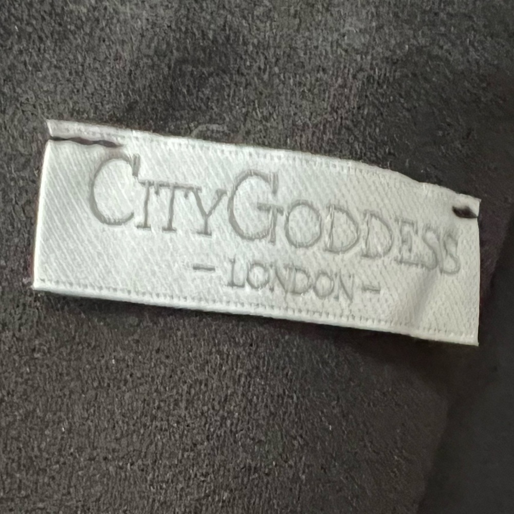 City Goddess - Picture 2 of 7